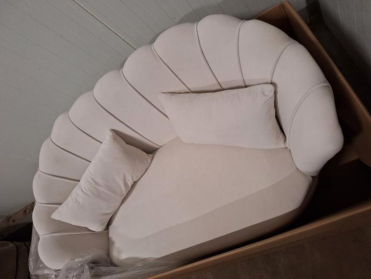 Unieke Schelpvormige Bank - Crème, Huis en Inrichting, Banken | Sofa's en Chaises Longues, Zo goed als nieuw, Tweepersoons, Minder dan 150 cm
