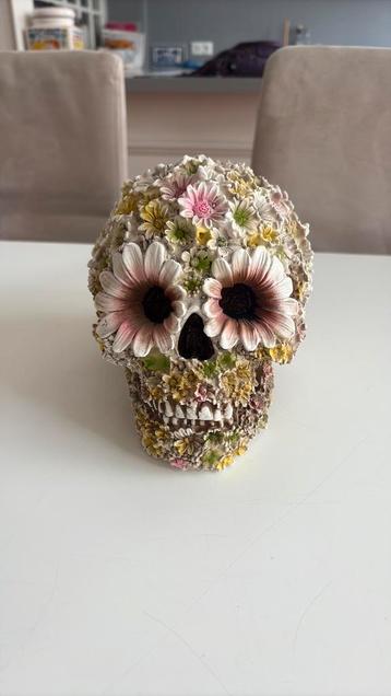 Doodshoofd spaarpot met bloemen beschikbaar voor biedingen