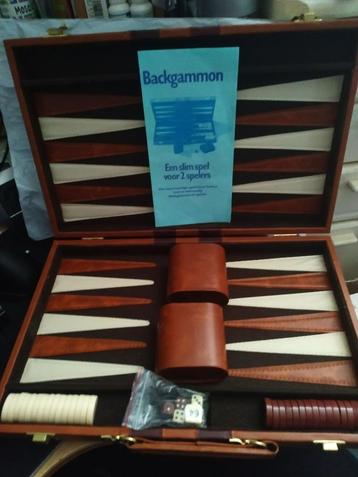 Backgammon Bordspel in bruine koffer beschikbaar voor biedingen