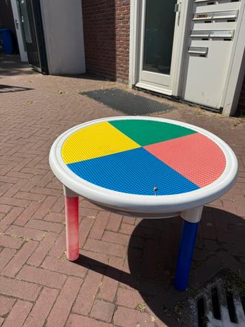 Ronde LEGOtafel beschikbaar voor biedingen