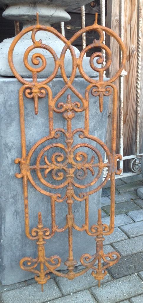 Sierlijke gietijzeren rooster enkel roest kleur of zwart., Tuin en Terras, Tuinhekken en Hekwerk, Sierhekwerk, IJzer, Ophalen of Verzenden