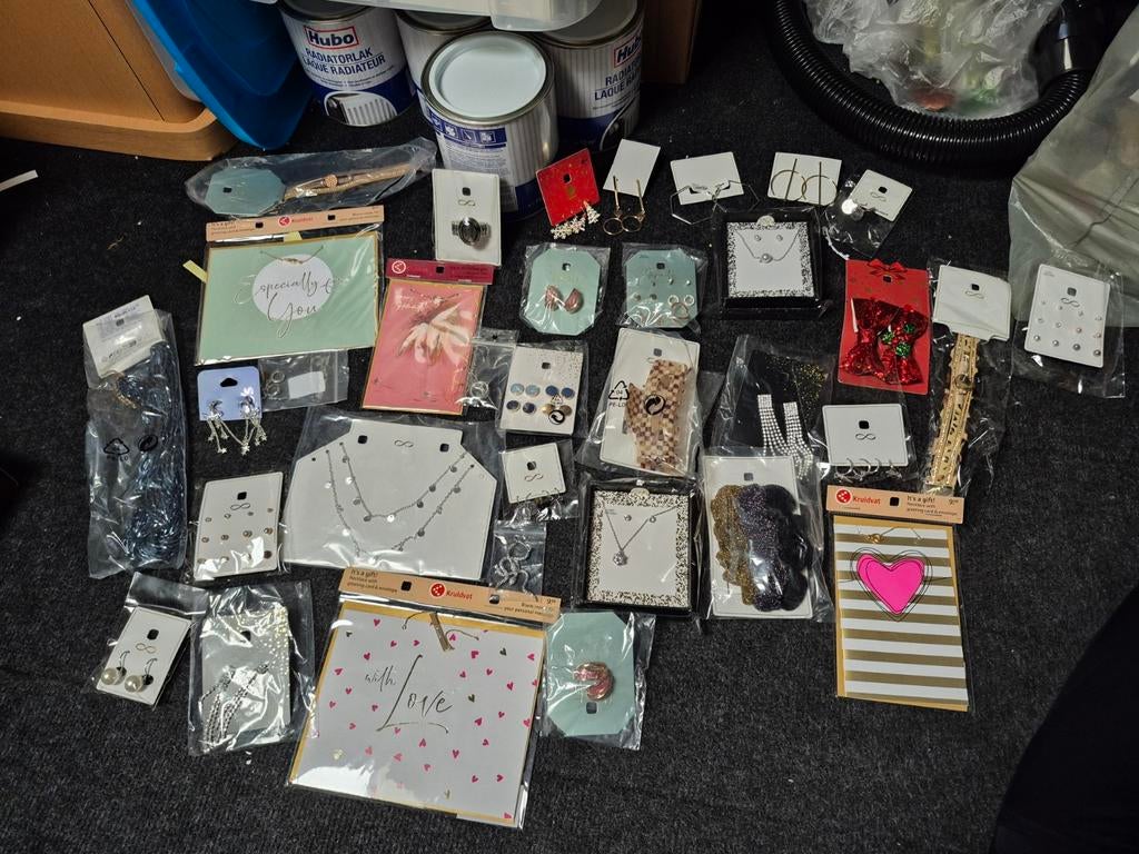 Partij met 34 nieuwe sets sierraden en haaraccessoires, Ophalen of Verzenden, Nieuw, Zwart, Ogen