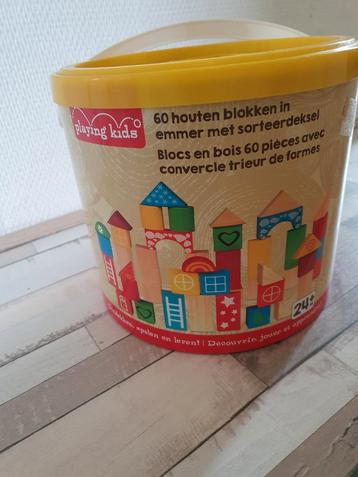 Gekleurde houten blokjes beschikbaar voor biedingen