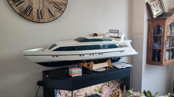 Jacht 134cm brushles met zender en ontvanger beschikbaar voor biedingen