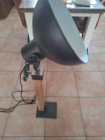 Industriële vloerlamp  beschikbaar voor biedingen