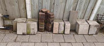 Tegels en stenen gratis beschikbaar voor biedingen