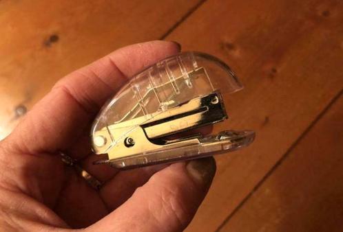 Mini nietmachine. Passen normaal formaat nietjes in., Diversen, Bureau-accessoires, Zo goed als nieuw, Ophalen of Verzenden
