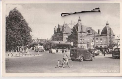 Arnhem, Musis Sacrum met auto's en fiets, trolleybus, Verzamelen, Ansichtkaarten | Nederland, Gelopen, Gelderland, Ophalen of Verzenden