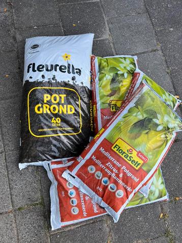 Potgrond (4 zakken) beschikbaar voor biedingen
