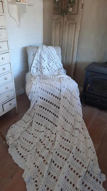 Oude witte sprei (nuzzelspul) beschikbaar voor biedingen