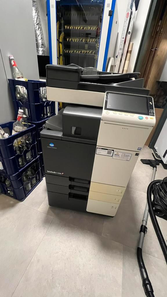 Konica Minolta BizHub 258 kleuren laser printer (4 lades), Computers en Software, Printers, Gebruikt, Ophalen of Verzenden