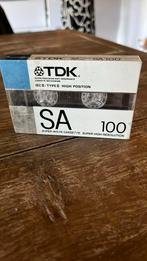 Nieuw cassette bandje TDK SA100 in het cellofaan