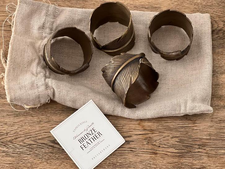 Pottery Barn - Bronze Feather - 4x servetring, Antiek en Kunst, Antiek | Servies los, Ophalen of Verzenden