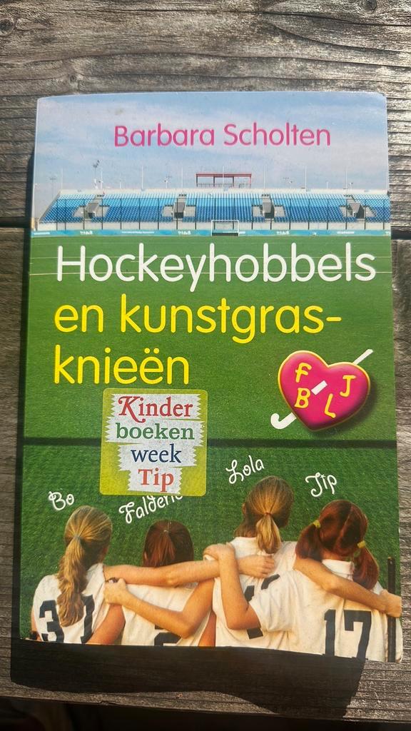 Barbara Scholten - Hockeyhobbels en kunstgrasknieen, Boeken, Kinderboeken | Jeugd | 10 tot 12 jaar, Zo goed als nieuw, Ophalen of Verzenden