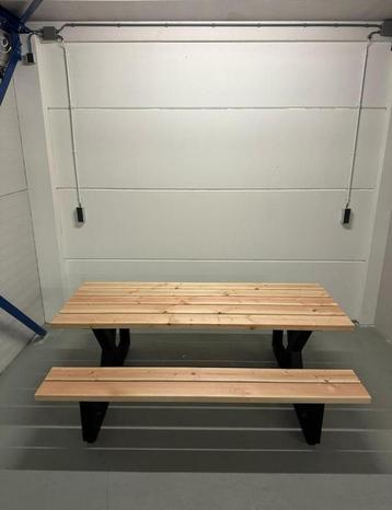 Picknicktafel met gepoedercoaten stalen onderstel beschikbaar voor biedingen