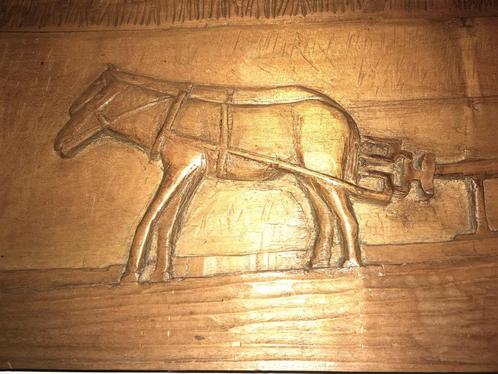 Houtsnijwerk Boer die aan het ploegen is paard NAIEF, Antiek en Kunst, Curiosa en Brocante, Verzenden