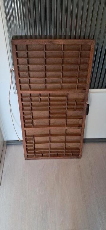 Houten letterbak vintage beschikbaar voor biedingen