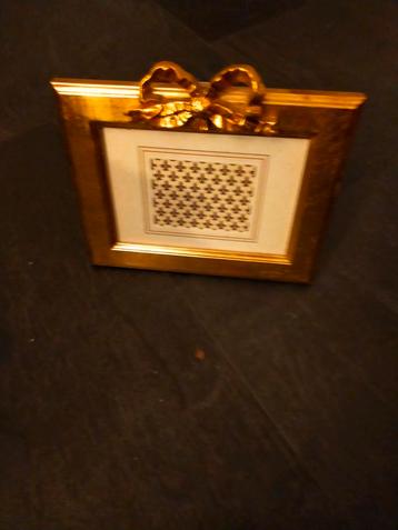 Gouden fotolijst met strik beschikbaar voor biedingen