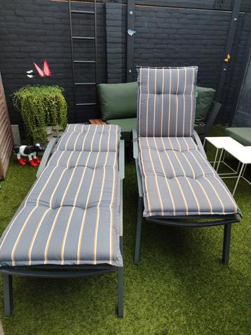 2 prachtige aluminium ligbedden met kussen beschikbaar voor biedingen
