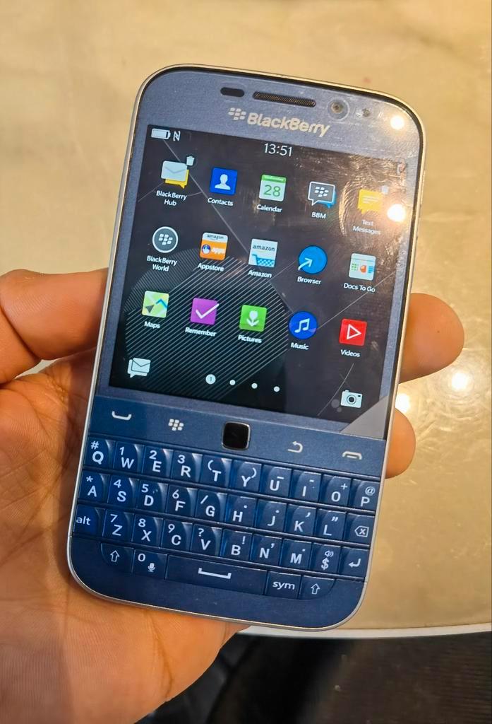 Gloednieuwe blackberry classic Q20 blauwe edition met doos, Telecommunicatie, Mobiele telefoons | Hoesjes en Frontjes | Blackberry