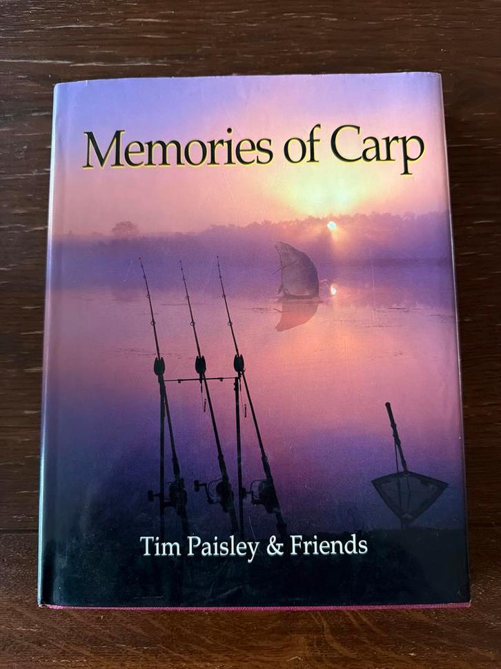 Memories of Carp - Tim Paisley&Friends 2004 GESIGNEERD boek, Watersport en Boten, Hengelsport | Karpervissen, Zo goed als nieuw