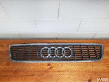 Audi A8 grille in motorkap 1994 - 1998 nette staat €40 beschikbaar voor biedingen