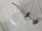 Vintage bollamp/ schoollamp met messing pendel, Huis en Inrichting, Lampen | Plafondlampen, Ophalen, Gebruikt, Glas, Vintage design