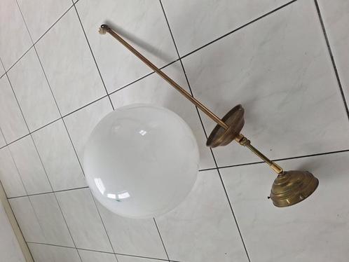 Vintage bollamp/ schoollamp met messing pendel, Huis en Inrichting, Lampen | Plafondlampen, Gebruikt, Glas, Metaal, Ophalen