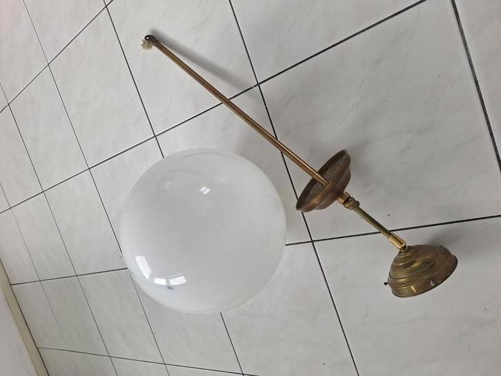 Vintage bollamp/ schoollamp met messing pendel, Huis en Inrichting, Lampen | Plafondlampen, Gebruikt, Glas, Metaal, Ophalen
