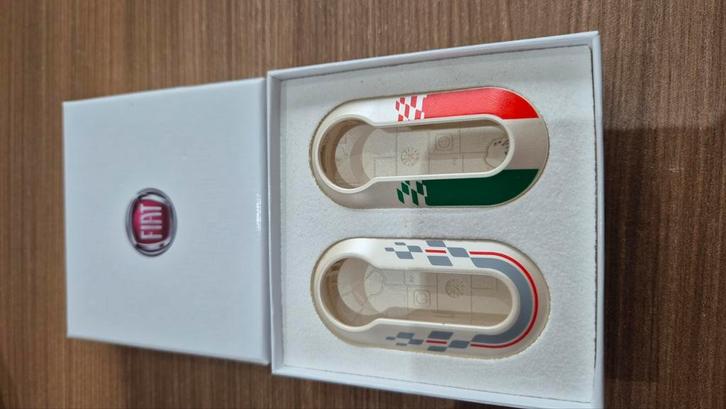 Sleutelbehuizing fiat 500, Verzamelen, Sleutelhangers, Zo goed als nieuw, Merk, Ophalen of Verzenden
