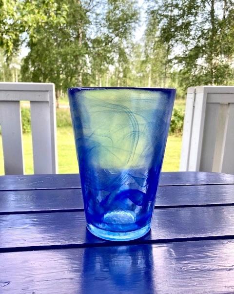 Kosta Boda serie Mine: blauwe vaas van Ulrica Vallien Zweden, Antiek en Kunst, Antiek | Glas en Kristal, Ophalen of Verzenden