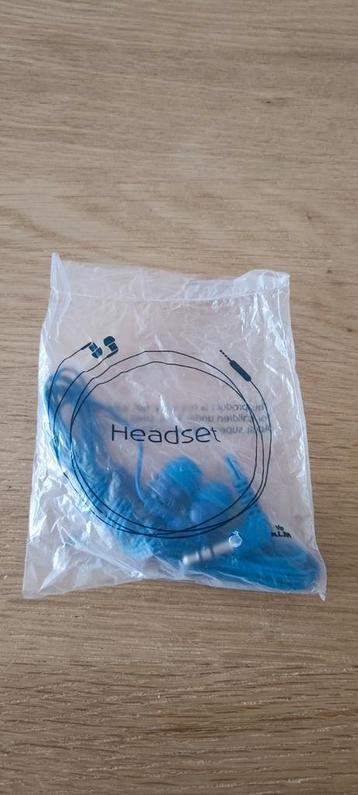 KLM blauwe headset/oortjes, nieuw in de verpakking  beschikbaar voor biedingen