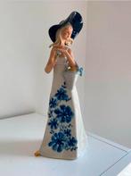 Echt Kobalt Porseleinen Figuur Vrouw met Hoed, Antiek en Kunst, Ophalen of Verzenden