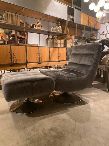 Vintage grijze draaifauteuil met hocker