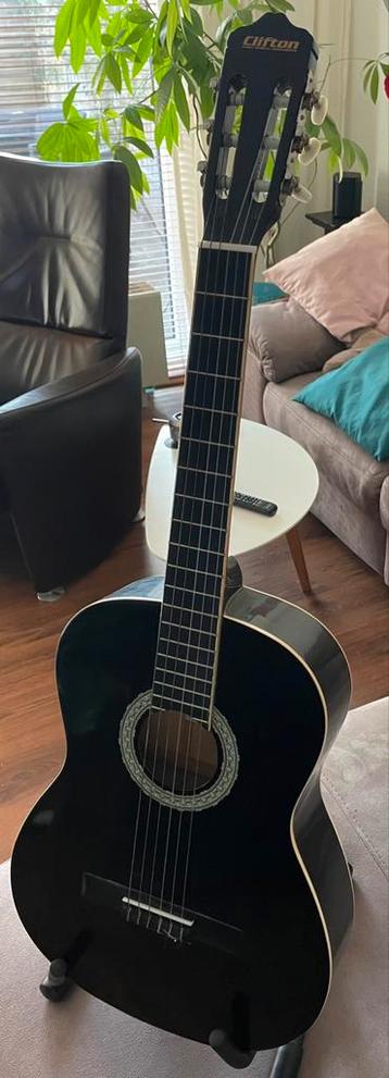 Akoestische gitaar (zwart) -Clifton, incl. Standaard beschikbaar voor biedingen