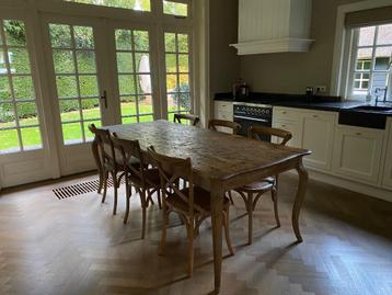 Mooie eettafel met 6 stoelen in goede staat beschikbaar voor biedingen