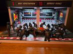 Max Verstappen pit box en crew diorama., Verzamelen, Automerken, Motoren en Formule 1, Ophalen, Nieuw, Formule 1