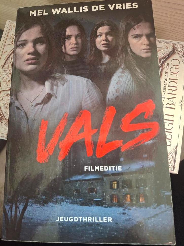 Vals - Mel Wallis de Vries - Jeugdthriller, Boeken, Thrillers, Zo goed als nieuw, Nederland, Ophalen of Verzenden