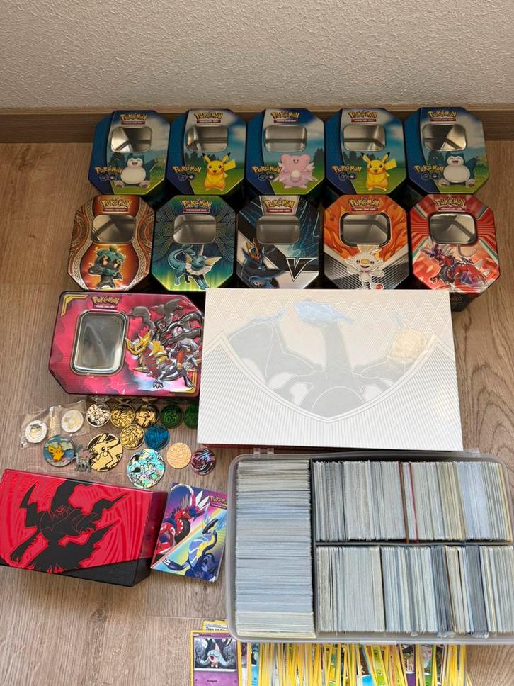 Verzameling pokemon kaarten en pokemon opbergdozen, Hobby en Vrije tijd, Verzamelkaartspellen | Pokémon, Zo goed als nieuw, Meerdere kaarten