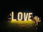 Love houten letters met verlichting en bar te huur, Eén persoon