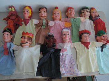 Dertien ouderwetse poppenkast poppen beschikbaar voor biedingen