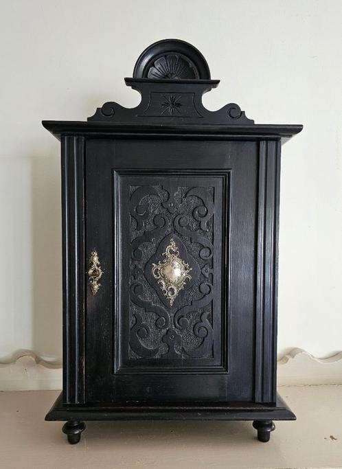 APART antiek zwart kastje met cartouche en houtsnijwerk kast, Antiek en Kunst, Curiosa en Brocante, Ophalen of Verzenden