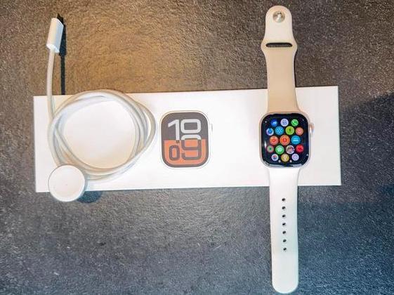 Apple Watch Series 10 42mm Rose Gold (incl. 14mdn garantie), Sieraden, Tassen en Uiterlijk, Smartwatches, Gebruikt, iOS, Roze