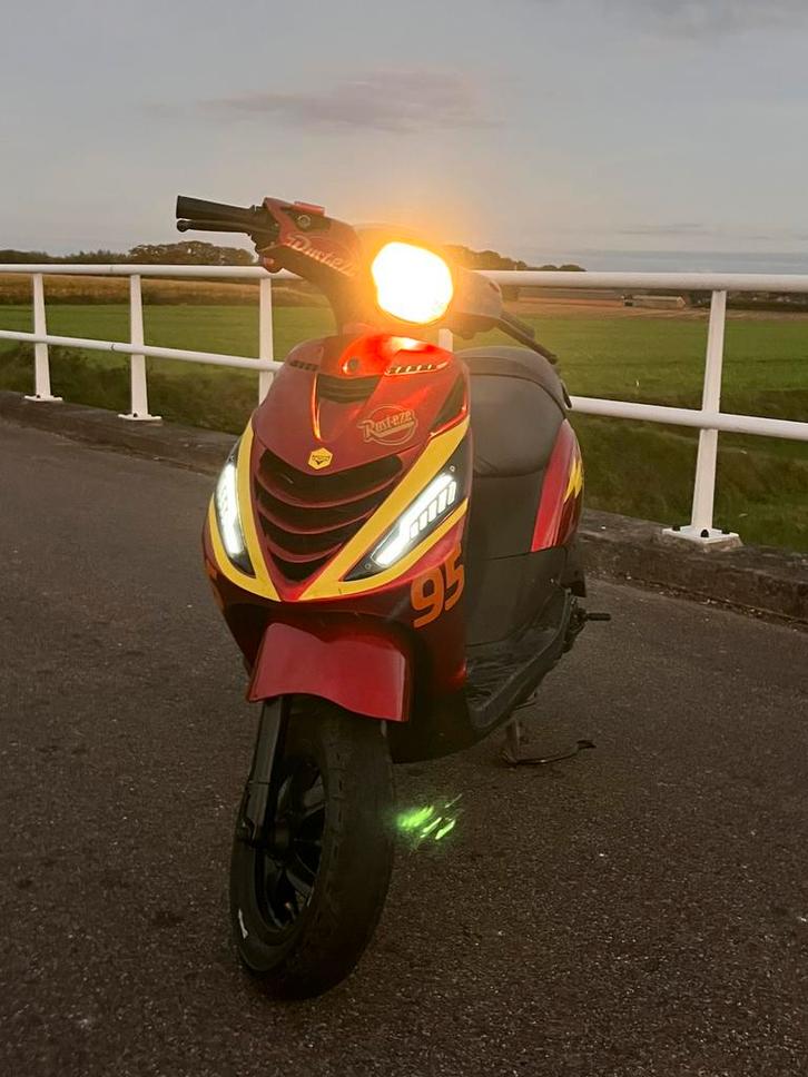 Zip 4t costum, Fietsen en Brommers, Scooters | Piaggio, Zo goed als nieuw, Ophalen of Verzenden