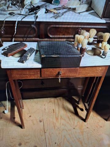 Scheer tafel Retro beschikbaar voor biedingen