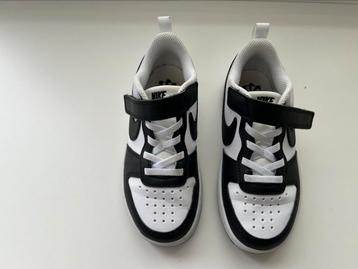Wit met zwart paar Nike schoenen maat 28 beschikbaar voor biedingen