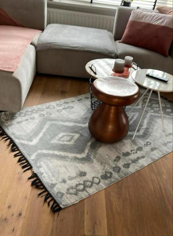 Mooi grijs vloerkleed met franjes hk living, Huis en Inrichting, Stoffering | Tapijten en Kleden, Zo goed als nieuw, 100 tot 150 cm