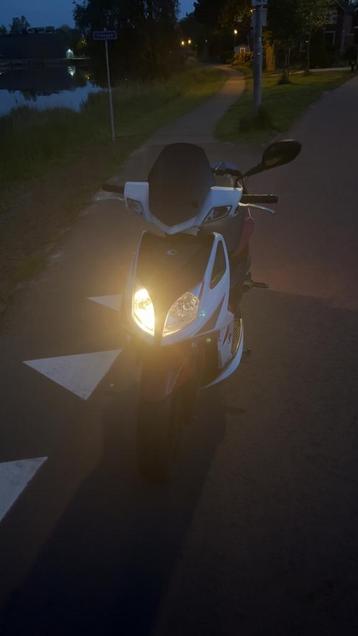 Kymco super 8 -4 takt geel kenteken  beschikbaar voor biedingen