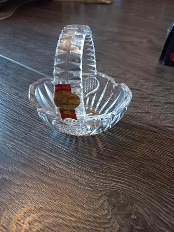 Kristallen mandje met handvat beschikbaar voor biedingen