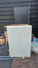 Radiator met ophangbeugels, Doe-het-zelf en Verbouw, Verwarming en Radiatoren, Radiator, Ophalen of Verzenden, Zo goed als nieuw